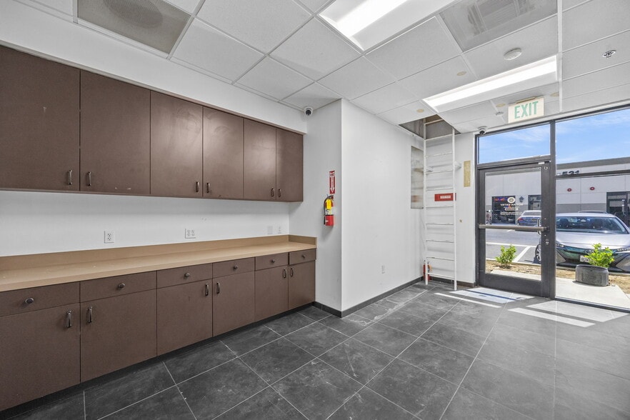 More Photos Of 536 Queensland Cir, Corona Office For Sale