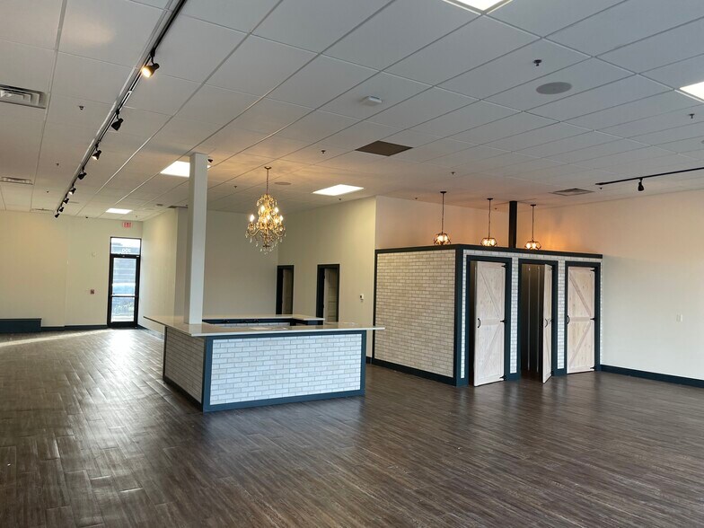 More Photos Of 1255 NW 128th St, Clive Storefront For Lease