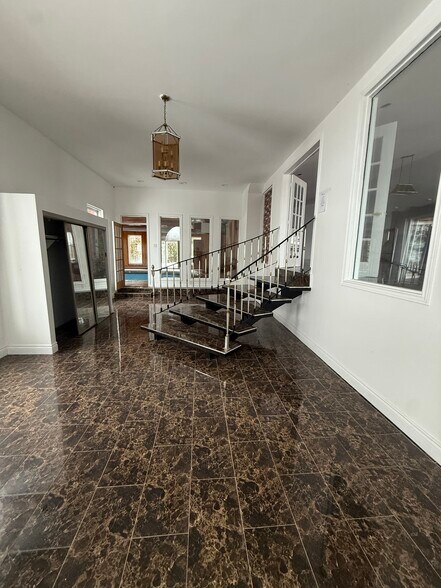 More Photos Of 8411 Russell Rd, Ottawa Flex For Sale