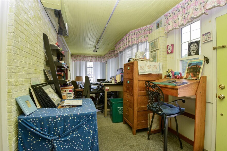 More Photos Of 1911 Memorial Ave SW, Roanoke Office Residential For Sale