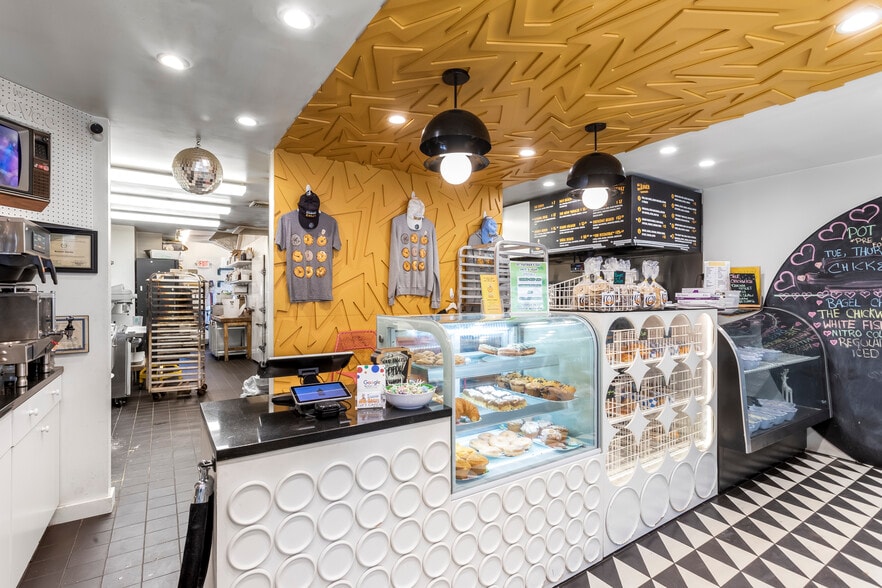 More Photos Of 25 West Neck Rd, Shelter Island Freestanding For Sale