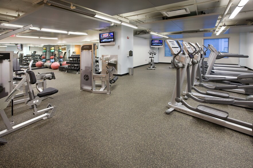 More Photos Of 900 17th St NW, Washington Office For Lease