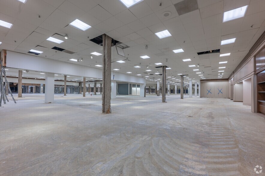 More Photos Of 100 Mall Dr, Steubenville Department Store For Lease