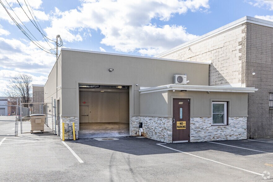 More Photos Of 700 Summa Ave, Westbury Distribution For Lease