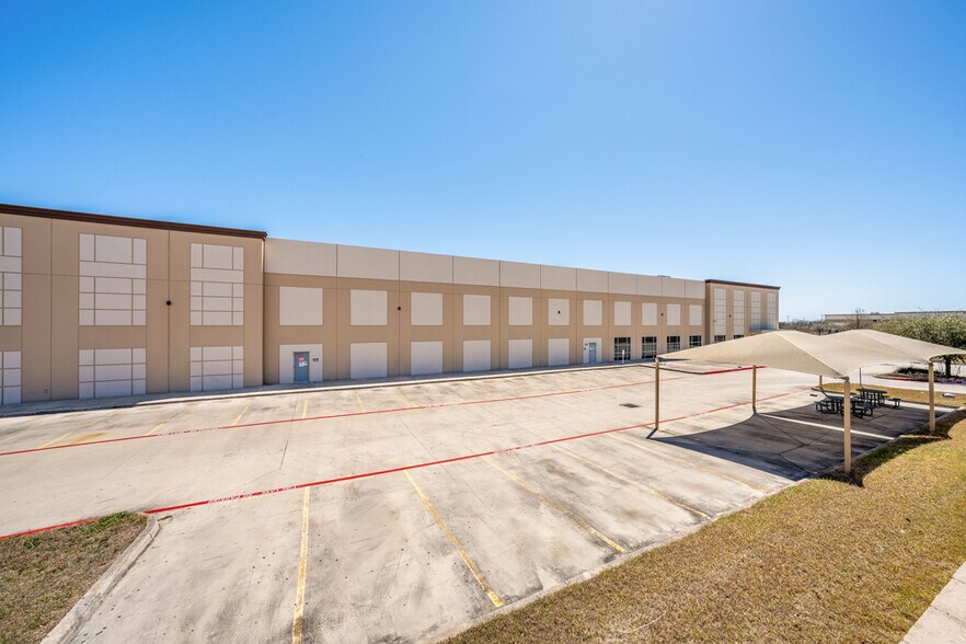More Photos Of 1732 Universal City Blvd, Universal City Warehouse For Lease