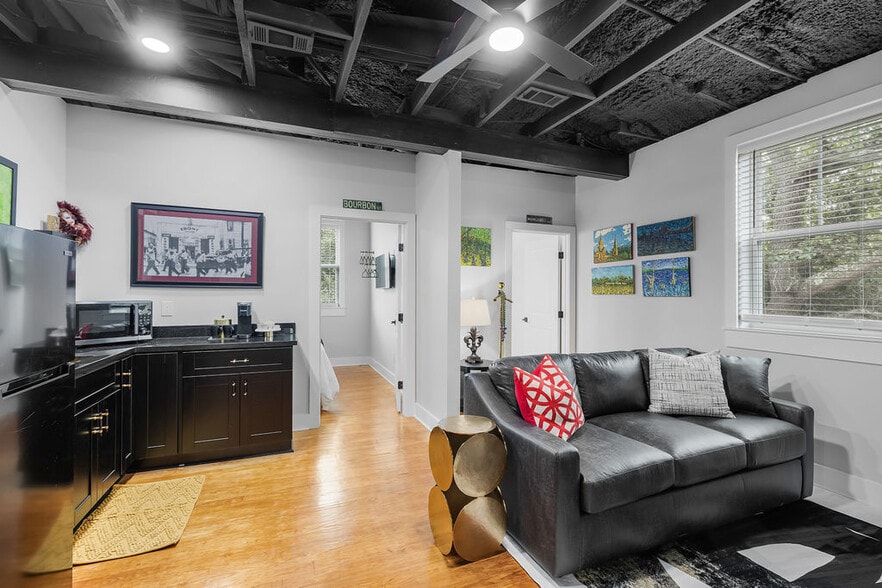 More Photos Of 156 Camellia St, Biloxi General Retail For Sale