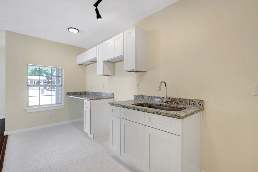 More Photos Of 834 W Russell Pl, San Antonio Apartments For Sale