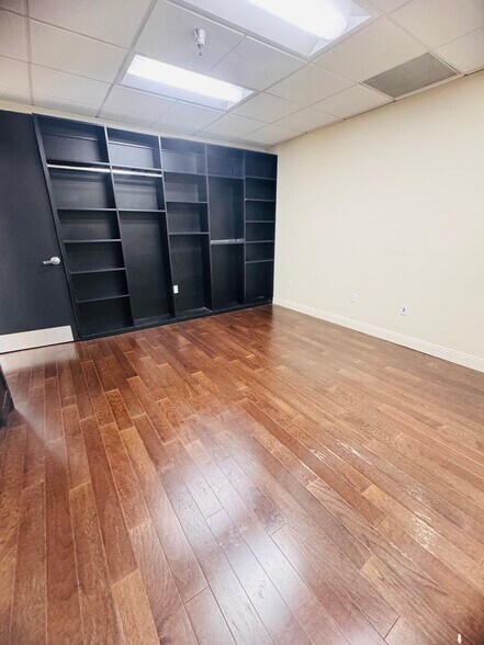 More Photos Of 21731 Ventura Blvd, Woodland Hills Medical For Lease