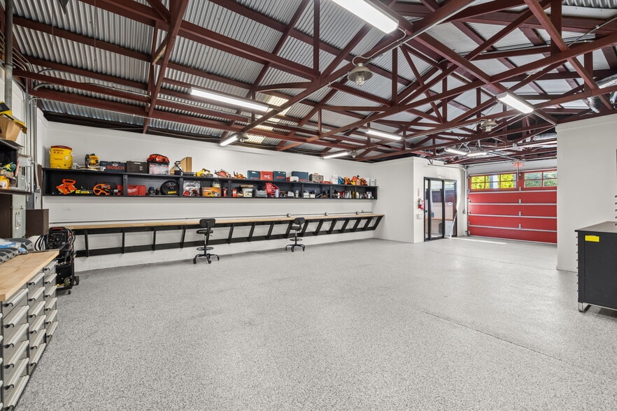 More Photos Of 133 Sunnyway Dr, Ventura Warehouse For Lease