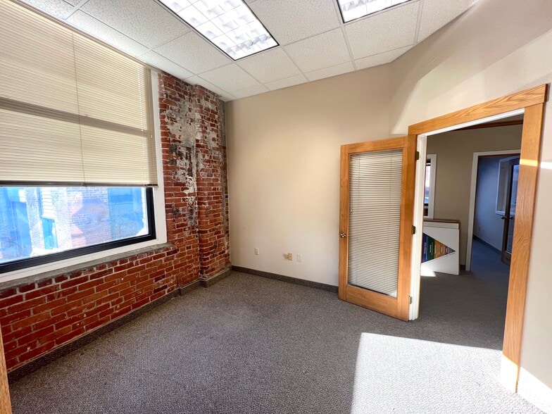 More Photos Of 320 Riverside Dr, Florence Office For Sale