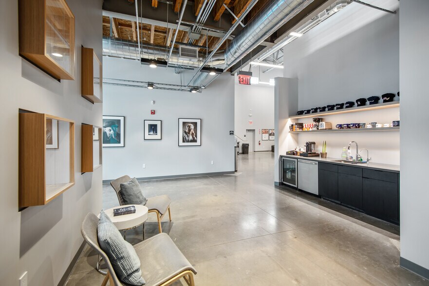 More Photos Of 3700 Vanowen St, Burbank Flex For Lease