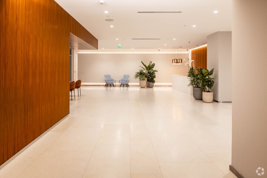 More Photos Of 16690 Collins Ave, Sunny Isles Beach Office For Lease