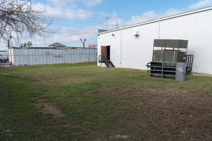 More Photos Of 3911 Woodbury Dr, Austin Warehouse For Lease