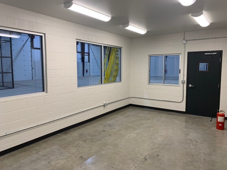More Photos Of 228 US Highway 285, Pecos Warehouse For Lease