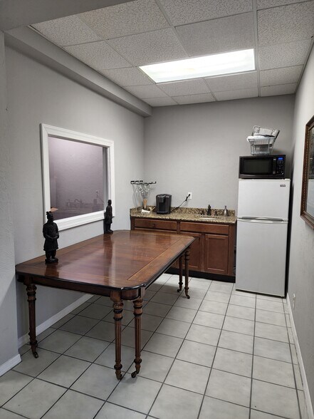 More Photos Of 4420 Tamiami Trl E, Naples Office For Lease