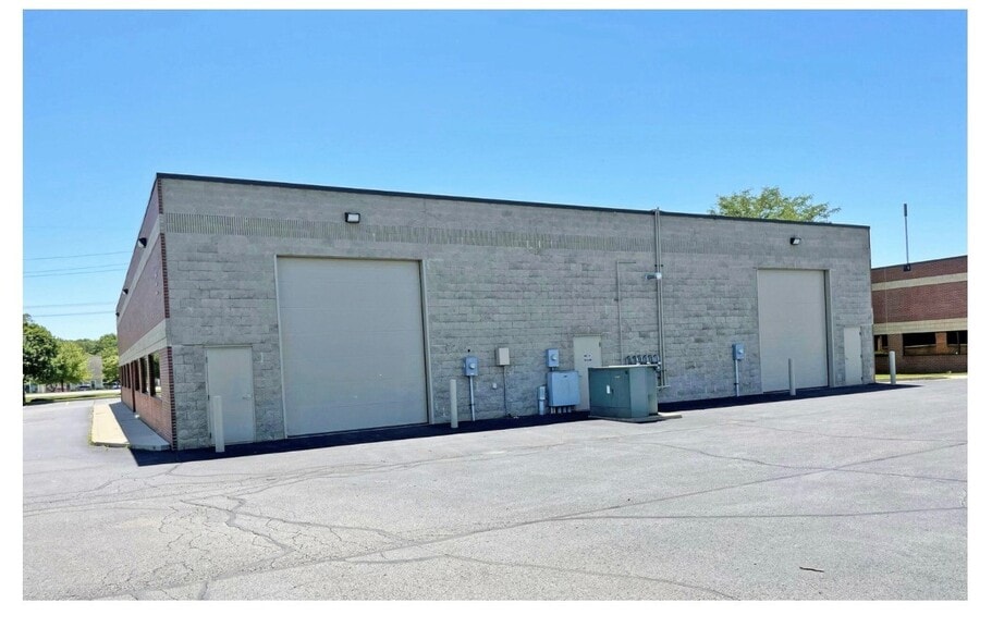 More Photos Of 55840 Grand River Ave, New Hudson Light Manufacturing For Lease