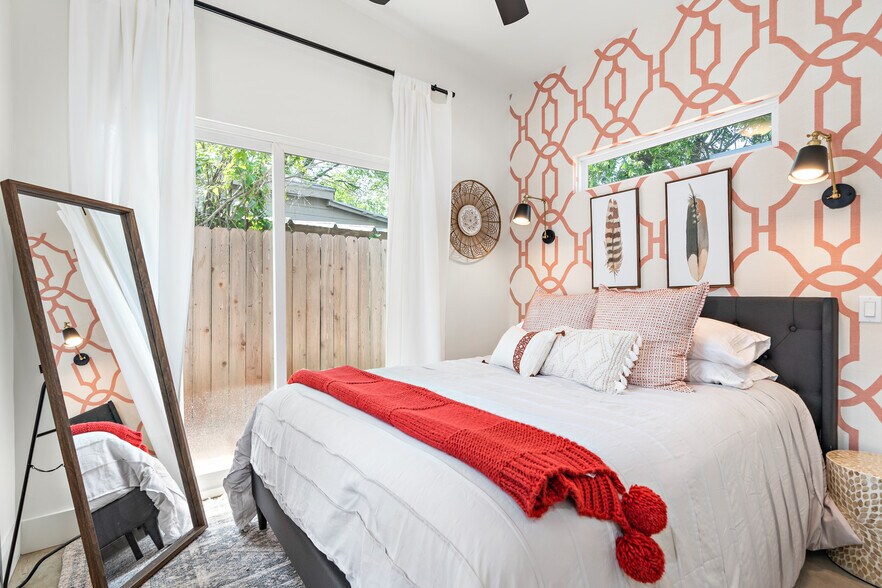 More Photos Of 511 S 10th St, Waco Specialty For Sale