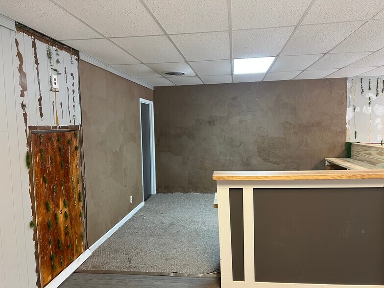 More Photos Of 300 E Broadway Blvd, Johnston City Specialty For Sale