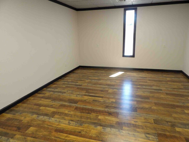 More Photos Of 400 E Jack Choate Ave, Hennessey Office For Sale
