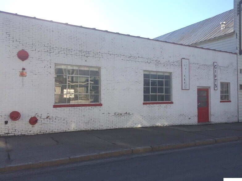 More Photos Of 517-519 Columbia St, Hudson Showroom For Sale