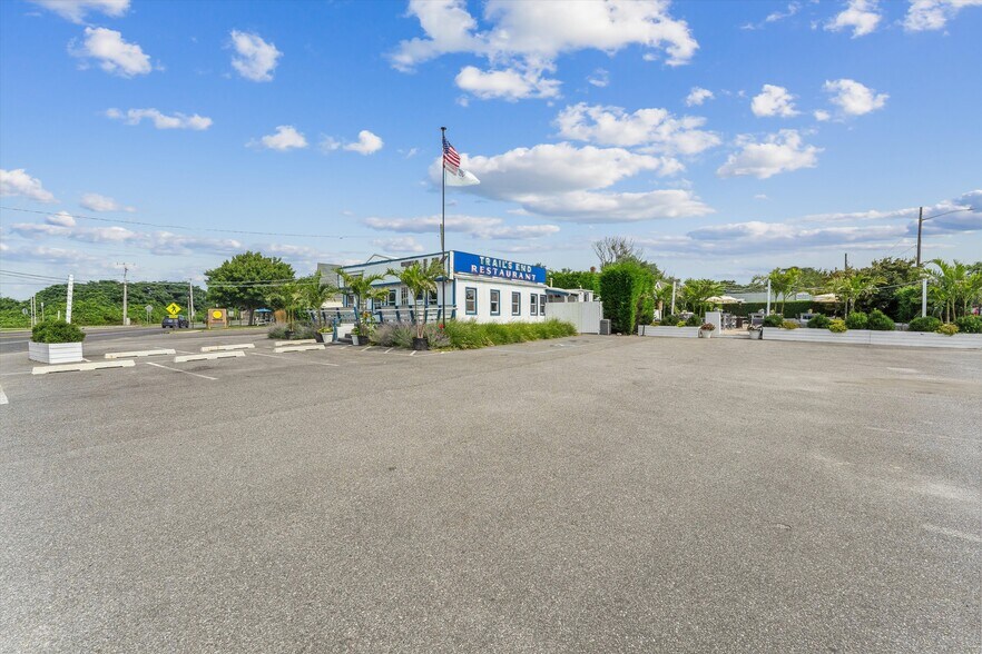 More Photos Of 63 S Euclid Ave, Montauk Restaurant For Sale