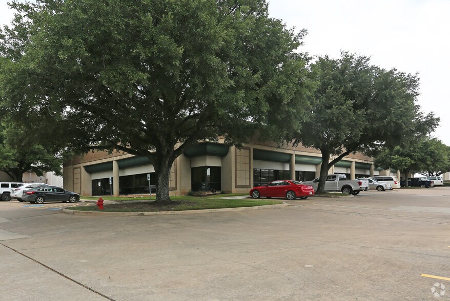 More Photos Of 2621 Ridgepoint Dr, Austin Light Distribution For Lease