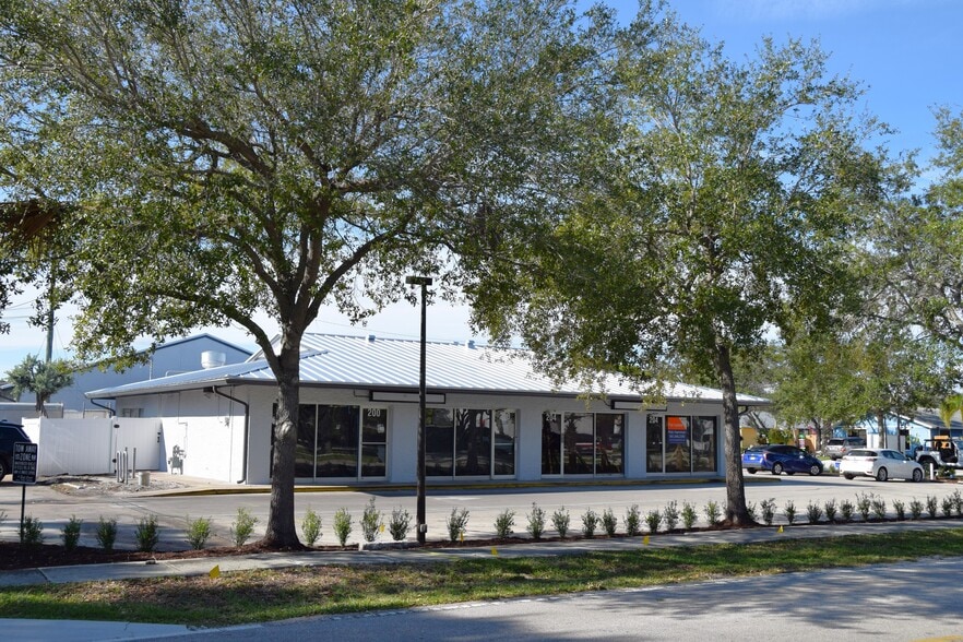 More Photos Of 200-220 Hibiscus St, Jupiter Storefront For Lease