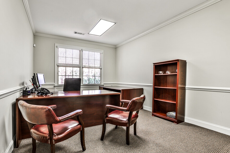 More Photos Of 1905 Woodstock Rd, Roswell Office For Lease