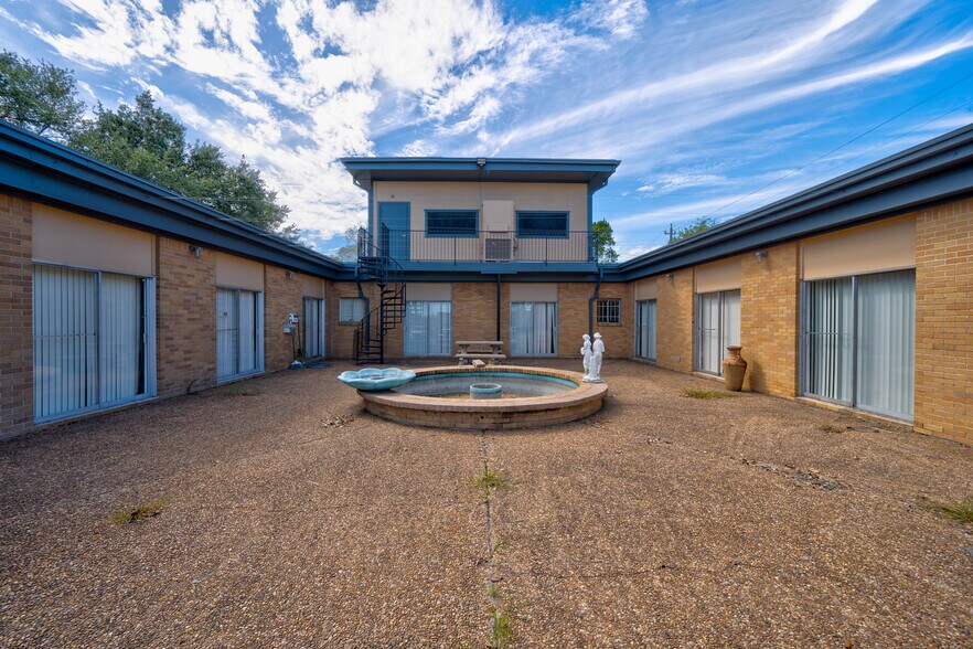 More Photos Of 9941 Rowlett Rd, Houston Medical For Lease