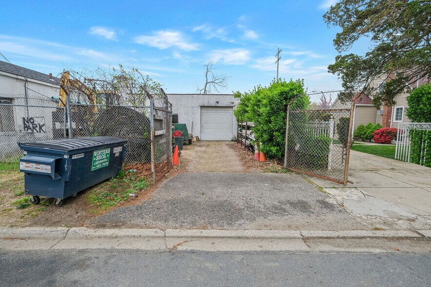 More Photos Of 340 Marconi Blvd, Copiague Warehouse For Sale