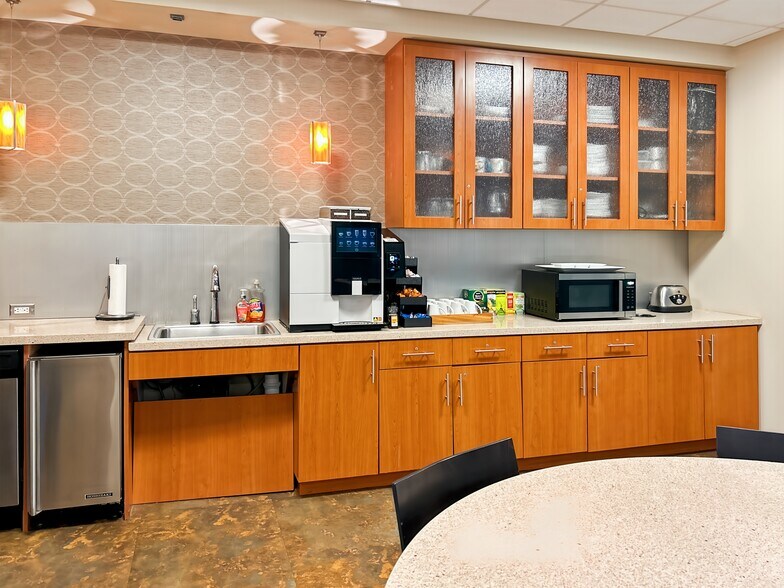 More Photos Of 18756 Stone Oak Pky, San Antonio Coworking Space