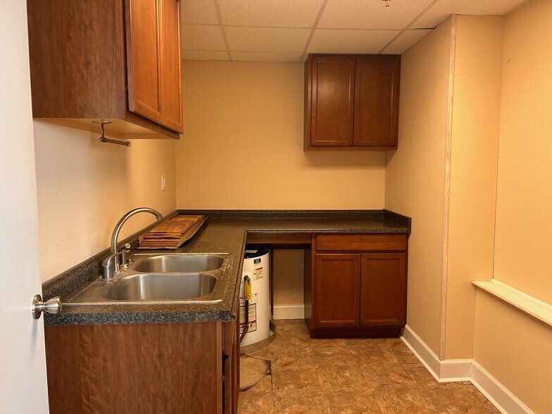 More Photos Of 1030 Campbell St, Thomasville Warehouse For Lease