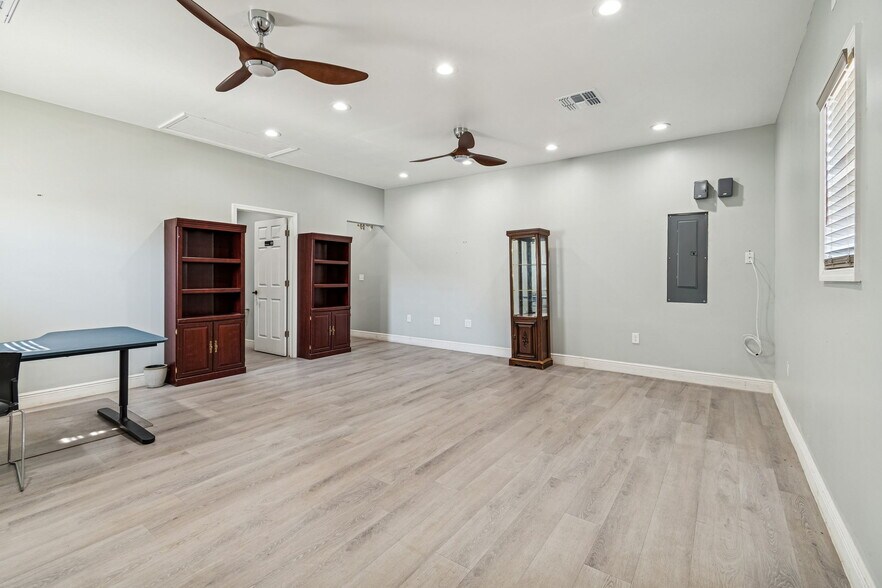 More Photos Of 2820 N 34th St, Tampa Warehouse For Lease