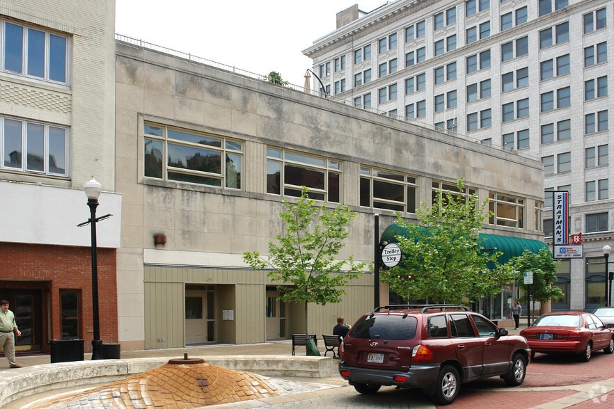 More Photos Of 401-409 Main St, Evansville Storefront Retail Office For Lease