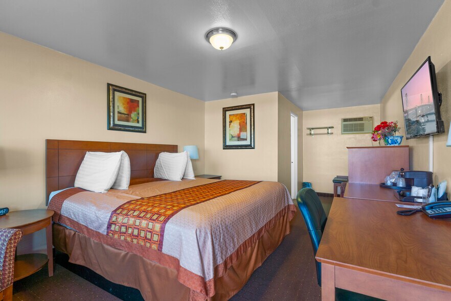 More Photos Of 1101 So White Sands Blvd, Alamogordo Hotel For Sale