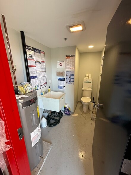 More Photos Of 586 Pleasant St, Watertown Flex For Sale