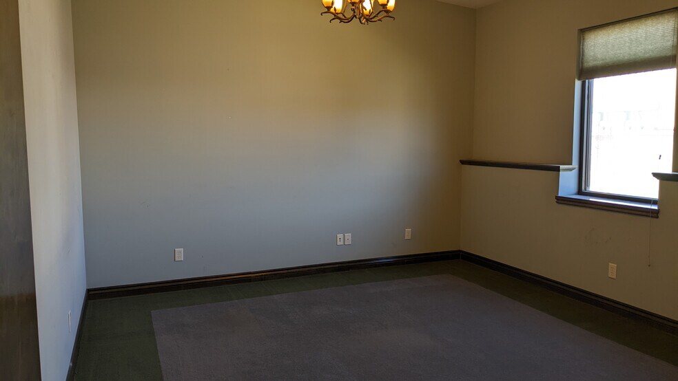 More Photos Of 621-633 N Kessler St, Wichita Showroom For Lease
