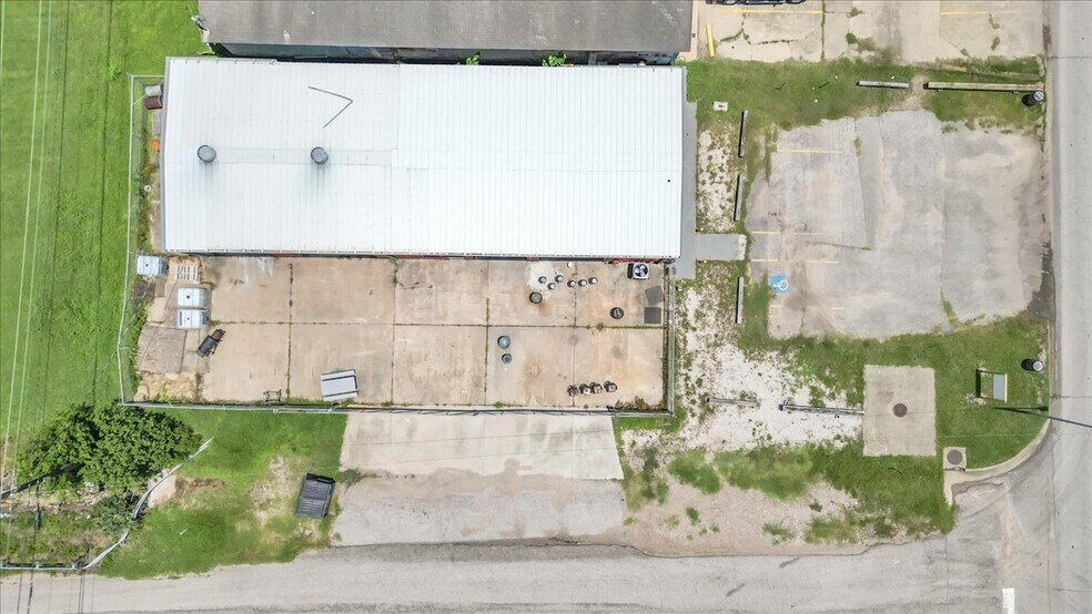 More Photos Of 202 S Gulf Blvd, Freeport Warehouse For Sale
