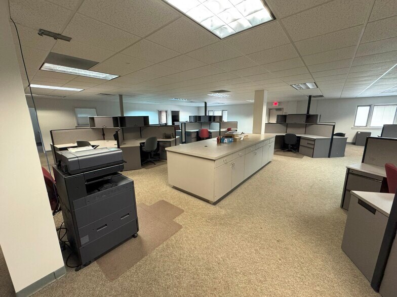 More Photos Of 182 Industrial Rd, Glen Rock Office For Lease