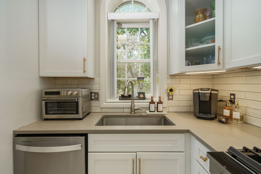 More Photos Of 206 E Liberty St, Milford Medical For Sale