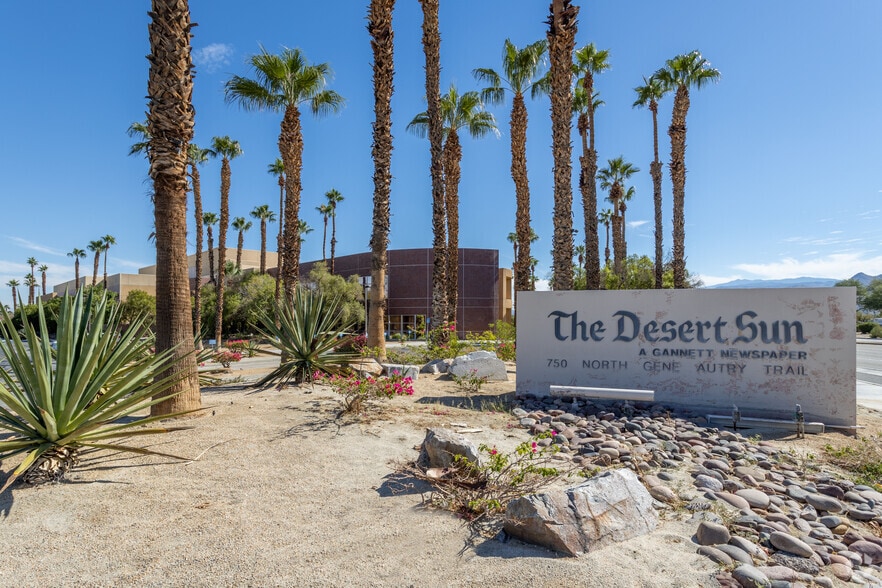 More Photos Of 750 N Gene Autry Trl, Palm Springs Showroom For Sale