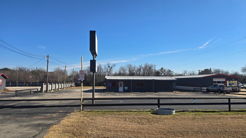 More Photos Of 2817 SW Wilshire Blvd, Burleson Auto Repair For Lease