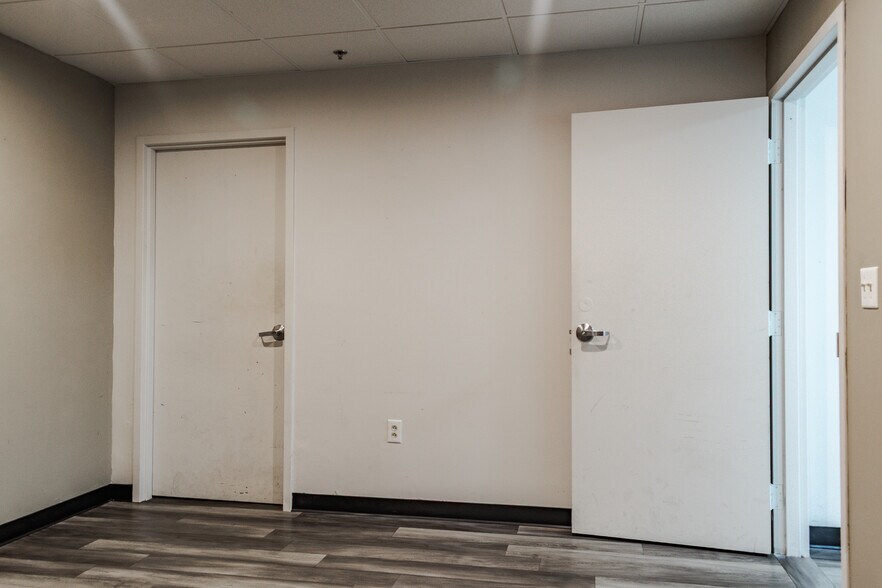 More Photos Of 1707 Alpine Dr, Columbia Storefront Retail Office For Lease