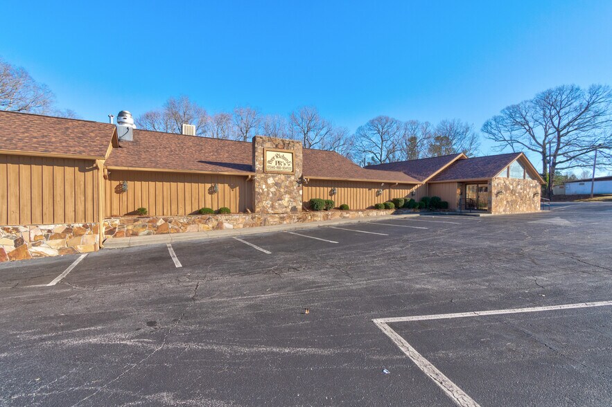More Photos Of 1702 Park Hill Dr, Gainesville Restaurant For Sale