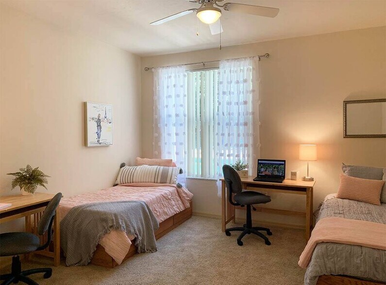 More Photos Of 629 SW 9th St, Gainesville Dormitory For Sale