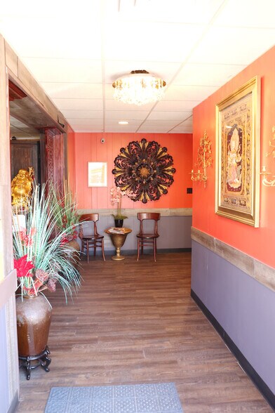 More Photos Of 909 Main St, Adel Bar For Sale