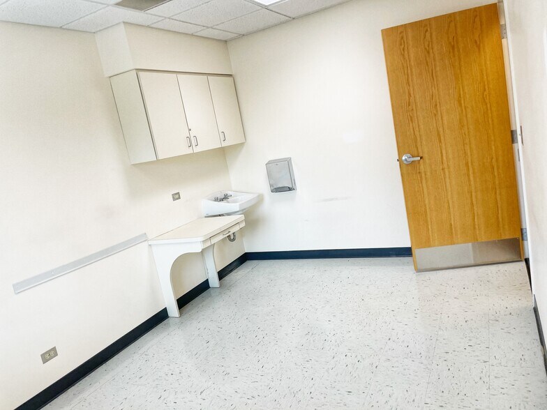 More Photos Of 1170 E Belvidere Rd, Grayslake Medical For Lease