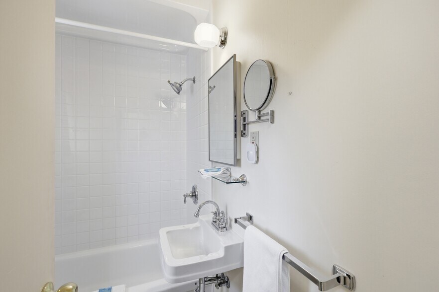 More Photos Of 7001 Savona Access Rd, Thompson-Nicola Hotel For Sale