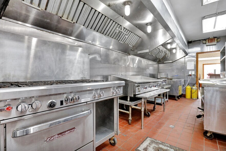 More Photos Of 323 S Main St, Eaton Rapids Freestanding For Sale