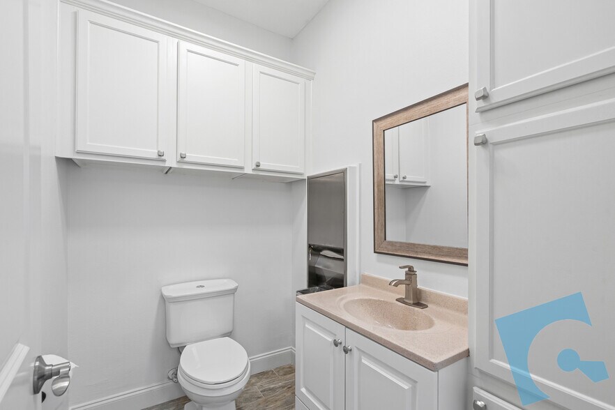 More Photos Of 189 Elm St, Lewisville Office For Sale